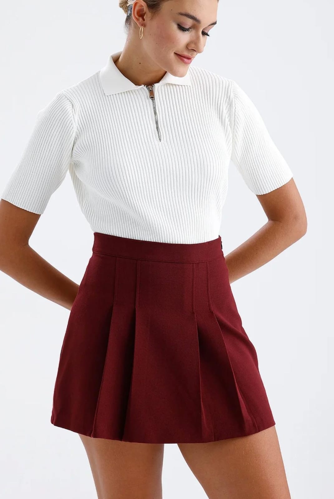 Kadın Bordo Pliseli Mini Şort Etek – Yüksek Bel Modern Skater Model